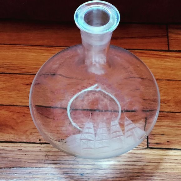 Vintage Tuscany Decanter with Stopper Etched Ship Design with Wide Base - Picture 2 of 4